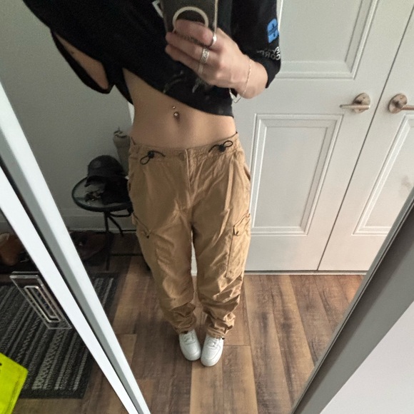 Brandi Melville Cargo Pants - Picture 4 of 6